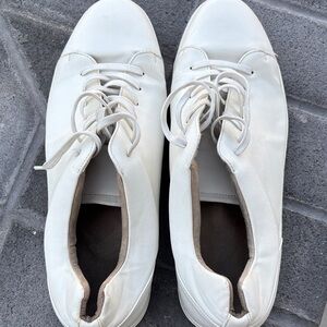 Mens white shoe